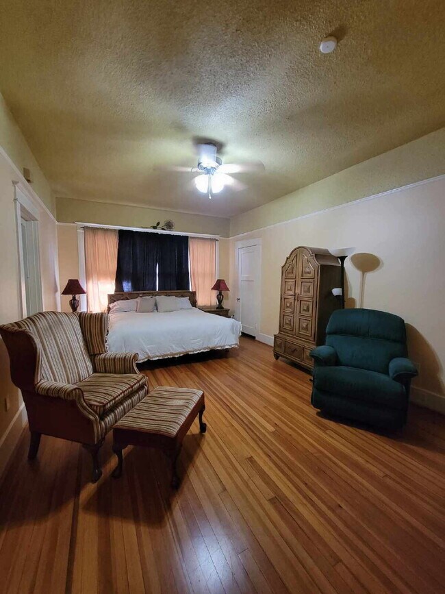 Building Photo - Historic home 2/1 for rent! Fully furnished