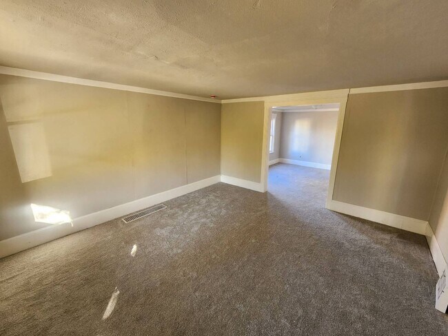 Building Photo - Charming 4-Bedroom Property in Prime Location