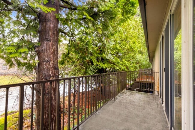 Building Photo - 1 Bedroom 1 Bath Condo in Kirkland! Lock in this great price before the New-Year!
