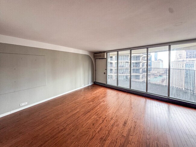 Building Photo - 300 N State St