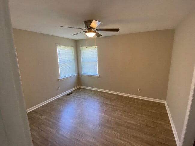 Building Photo - Updated 4 bed 2 bath minutes to Downtown Chattanooga!