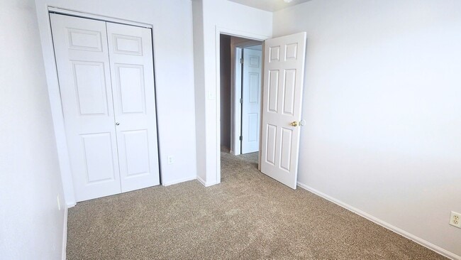 Building Photo - Large 4 bed duplex in Orchard Mesa