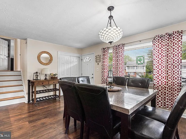 Building Photo - 5 Valley View Ct