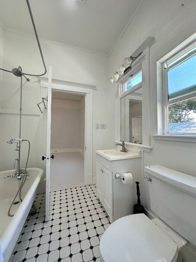 Building Photo - Upstairs 2 Bedroom - Near UCD Med Center