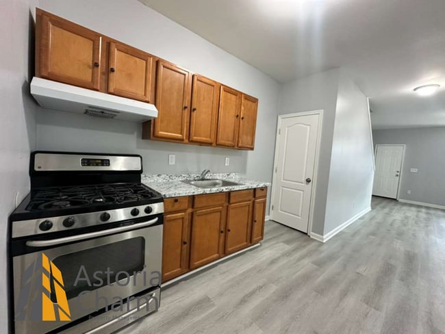 Building Photo - 4 Bedroom Home with Fenced Yard and Eat In Kitchen on Linnard Street