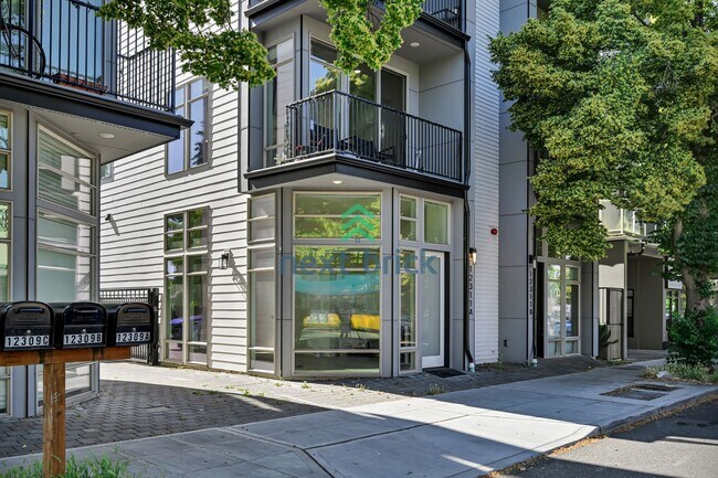 Building Photo - Modern Luxury 3 bedrooms and 2 bathrooms T...