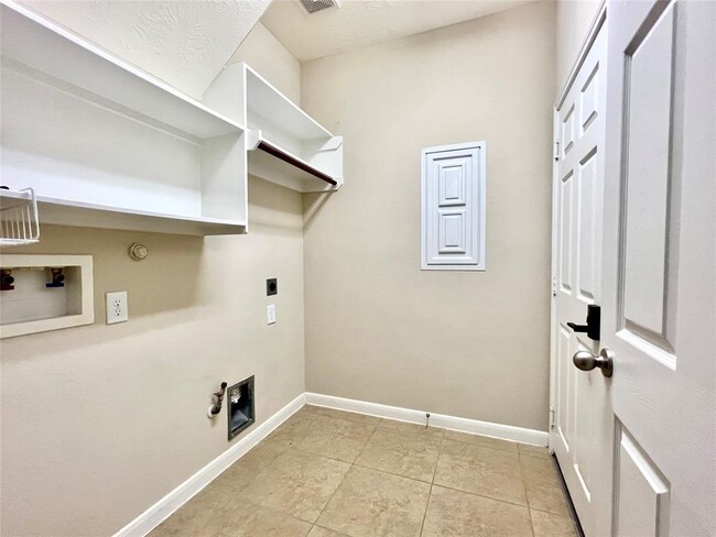 Building Photo - 6165 Bridgewater Ln