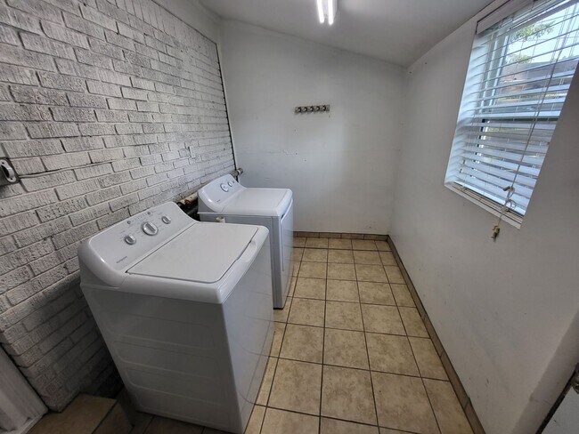 Building Photo - Remodeled 2 bedroom, 1 bathroom house in Capitol View neighborhood Edmond, OK with washer and dry...