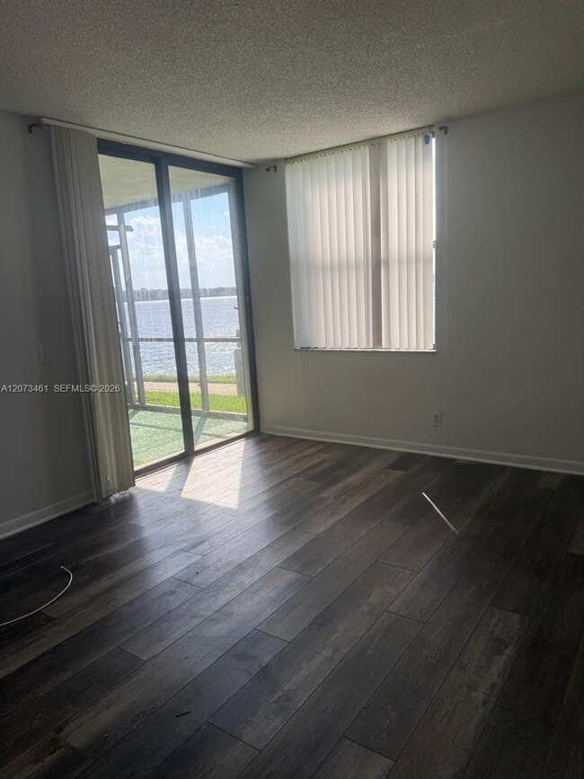 Building Photo - 109 Lake Emerald Dr
