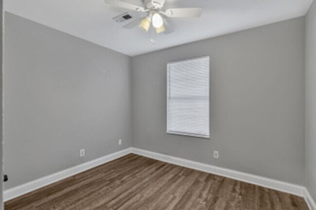 Building Photo - Knoxville 37912 - 3 bedroom 2 bath - call Kathy Leveille 865-556-0370