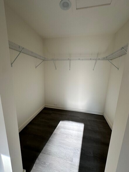 Building Photo - 560 White Pine Dr