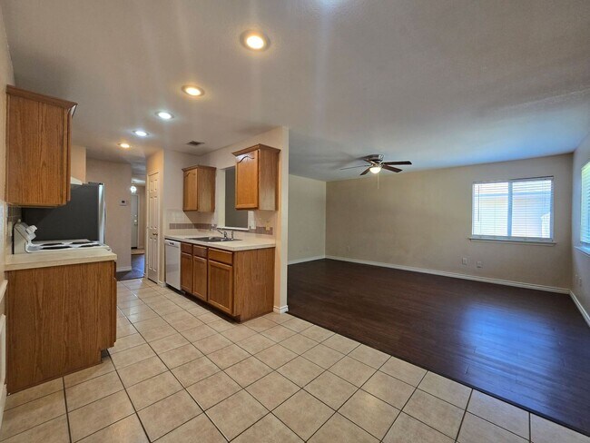 Building Photo - AVAILABLE NOW!