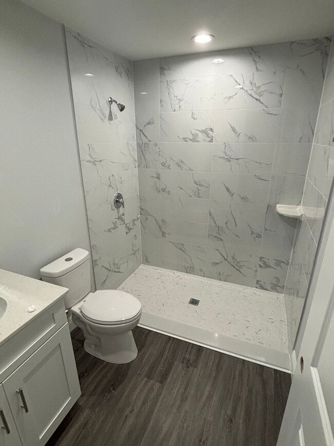 Building Photo - Brand New Designer Home Awesome Location R...