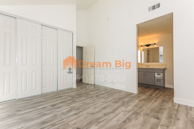 Building Photo - 2844 Oak Creek Dr