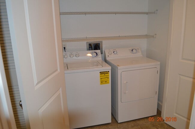 Building Photo - 1-Bedroom in Gated Community!