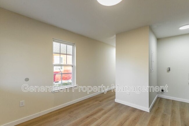 Building Photo - 2205 E 12th St