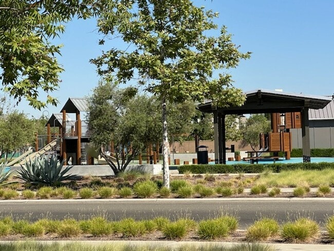 Building Photo - $2,395 Tesoro Viejo Gorgeous 2 Bed + Offic...