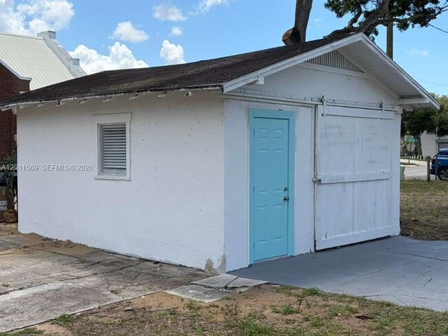 Building Photo - 1870 Lakeview Dr