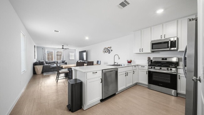 Building Photo - Move-in ready 4-bedroom, 2-bath home in Meadow Park!