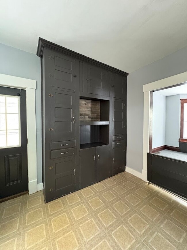 Building Photo - Large 3 bedroom home for rent - Massillon