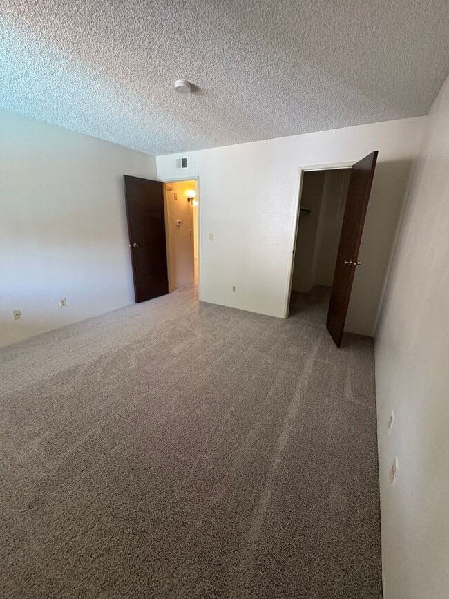 Building Photo - 1 - Bedroom / 1-Bath Penthouse Unit with I...