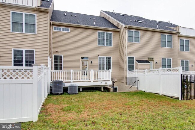 Building Photo - 8526 Pine Springs Dr