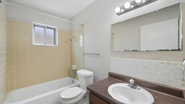 Building Photo - 140 Cloverleaf Dr