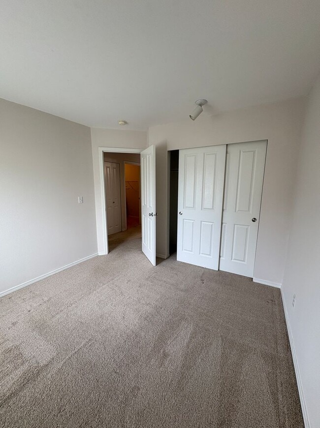 Building Photo - Available now- Beautiful like-new rental i...