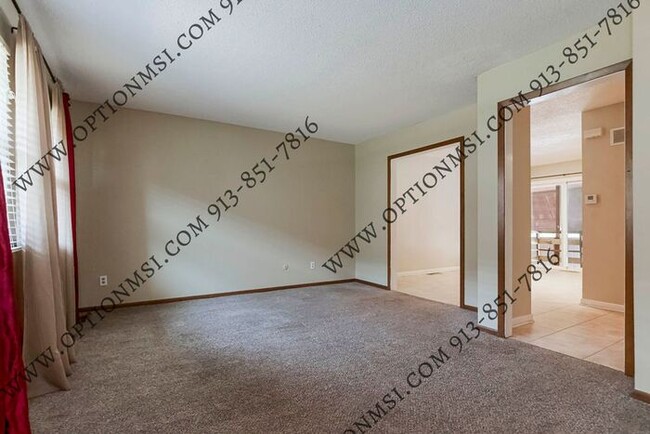 Building Photo - Spacious Townhome!