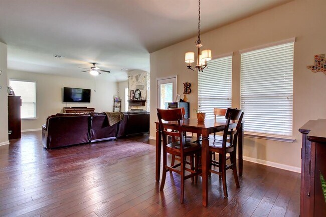 Building Photo - 323 Chisholm Trail
