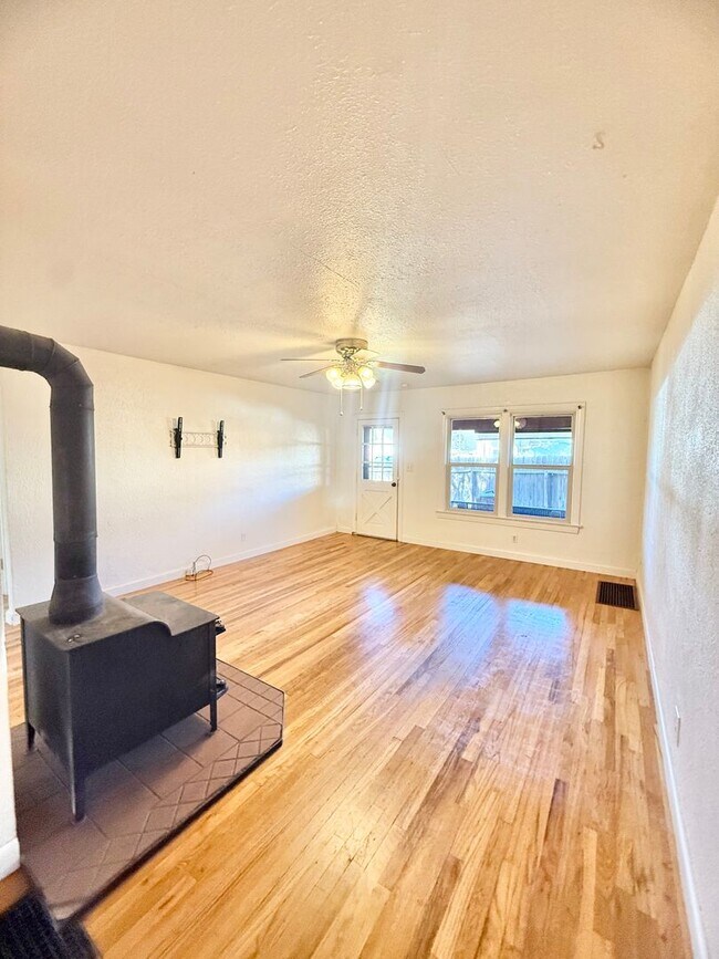 Building Photo - Move in ready home on S Park