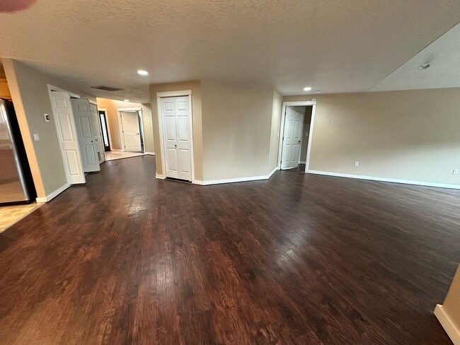 Building Photo - Very Nice 3 Bed 2 Bath Home With Vinyl Pla...