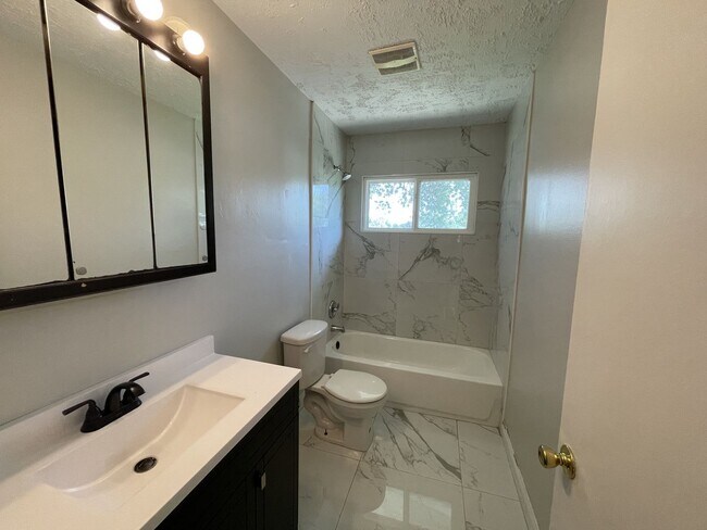 Building Photo - 7508 Elm Dr