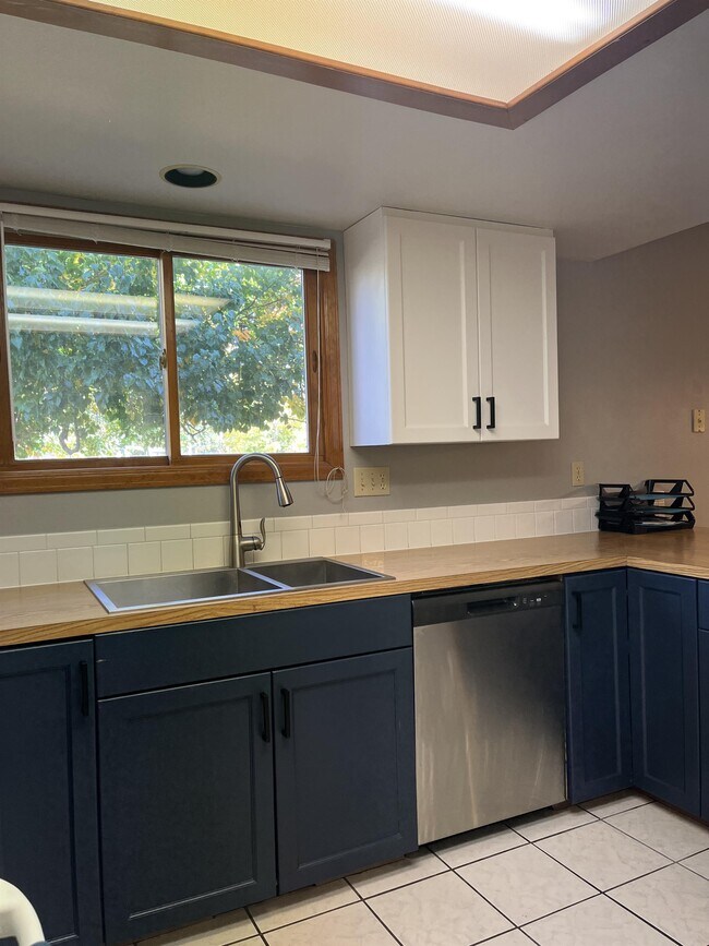 Building Photo - 2032 Prairie View Ct