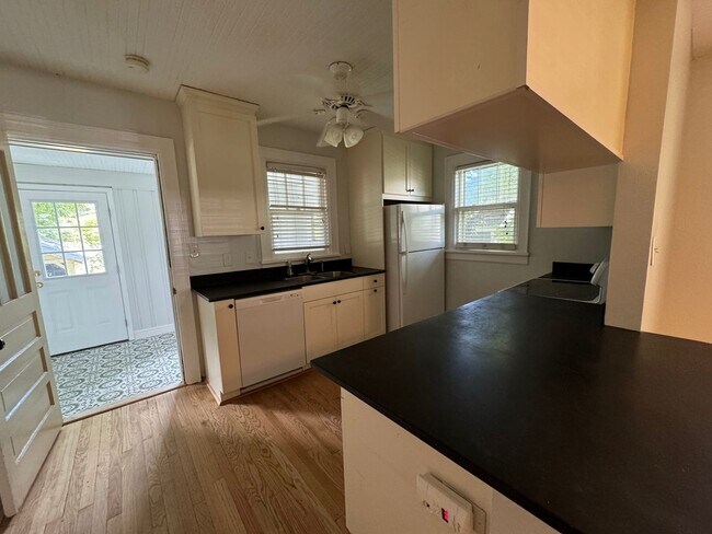 Building Photo - Cute Bungalow Near NC State Fairgrounds - ...