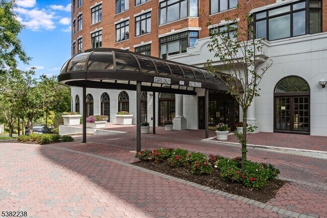 Building Photo - 616 S Orange Ave