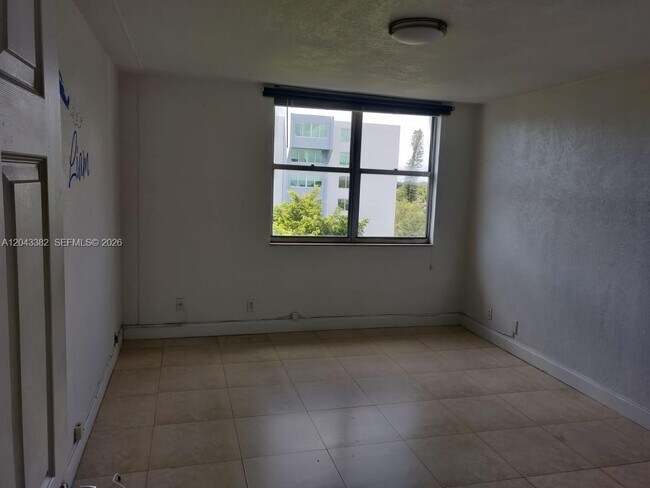 Building Photo - 9001 SW 77th Ave
