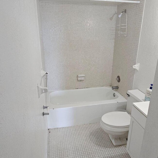 Building Photo - 4174 Inverrary Dr