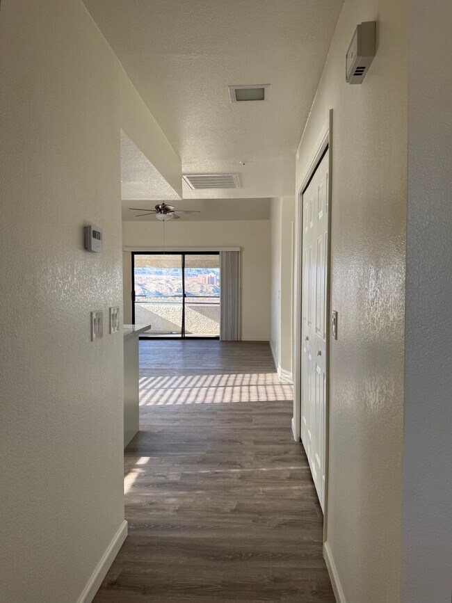 Building Photo - Stunning Remodeled 3-Bed Condo with River ...
