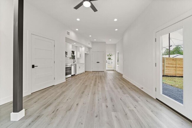 Building Photo - 8507 Hathaway Dr