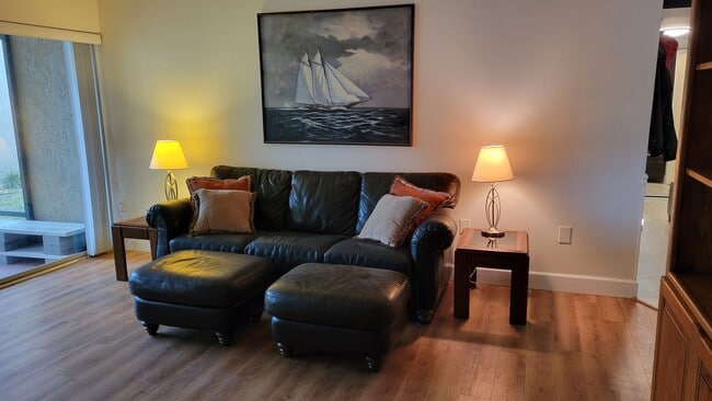 Building Photo - Annual or short term turnkey furnished ground floor condo near Siesta Key