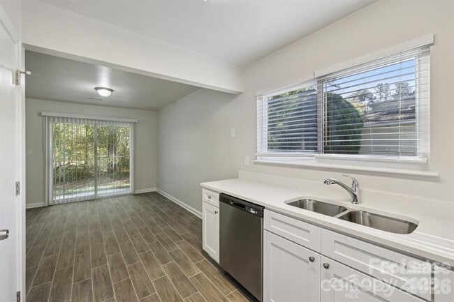 Building Photo - 7030 Huntsmaster Dr