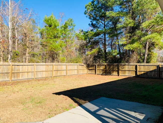Building Photo - Spacious 3 BR House w/ Fenced Backyard and...