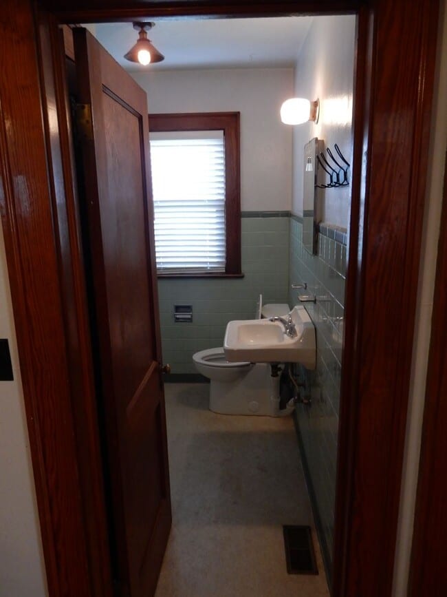 Building Photo - 3 BR home with fantastic location in the h...