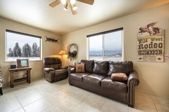 Building Photo - Fully furnished w/ internet and utilities included