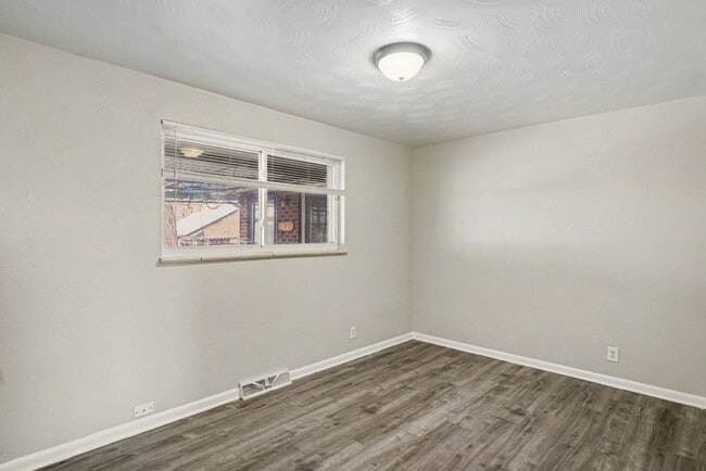 Building Photo - Front Unit - Duplex - 4bed 2bath - Finished Basement!