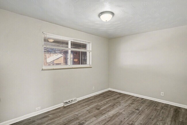 Building Photo - Front Unit - Duplex - 4bed 2bath - Finished Basement! **Special**