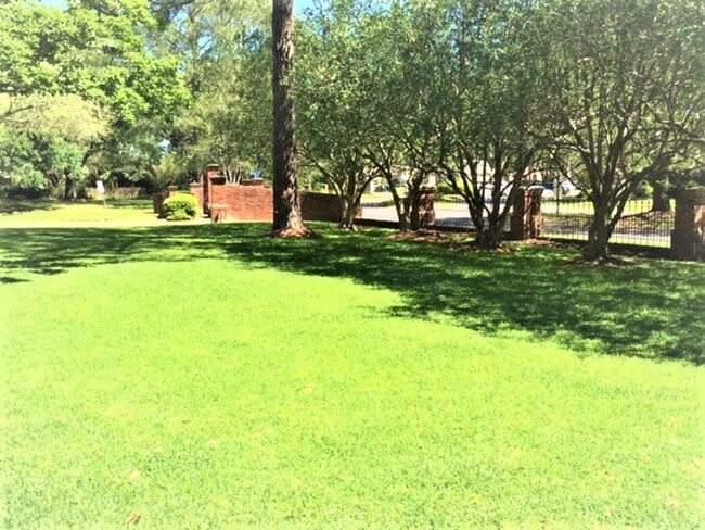 Building Photo - Great home at entrance of Bocage Jefferson...