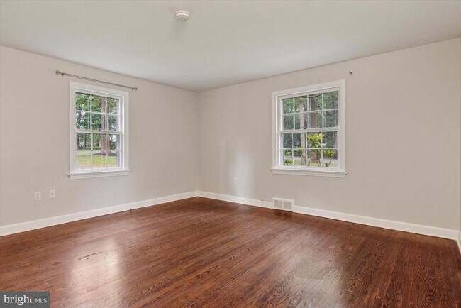 Building Photo - 310 Pine Tree Rd