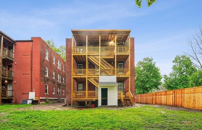 Building Photo - 208-210-210 Magnolia St